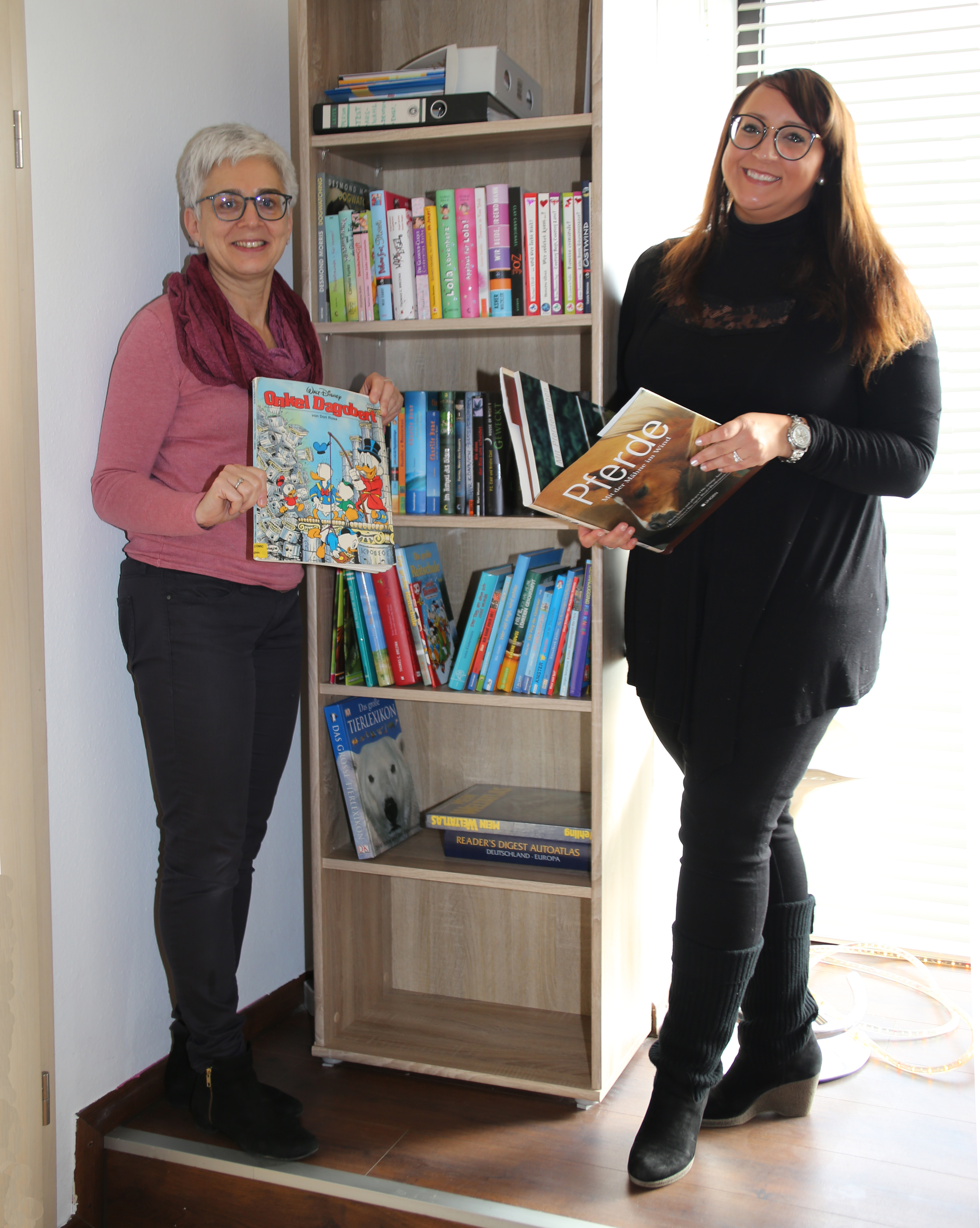  Büchereileiterin Carola Zabler (l.) und Leiterin des Jugendtreffs in Östringen Julia Neugebauer freuen sich über die Einrichtung eines öffentlichen Bücherregals 