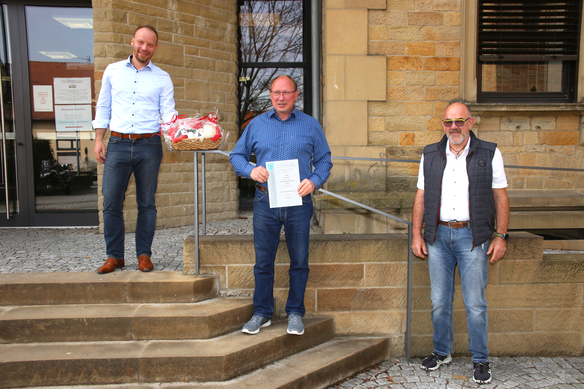  Bürgermeister Felix Geider (l.) und Personalratsvorsitzender Bernhard Maier (r.) gratulierten Klaus Buhl zum Arbeitsjubiläum 