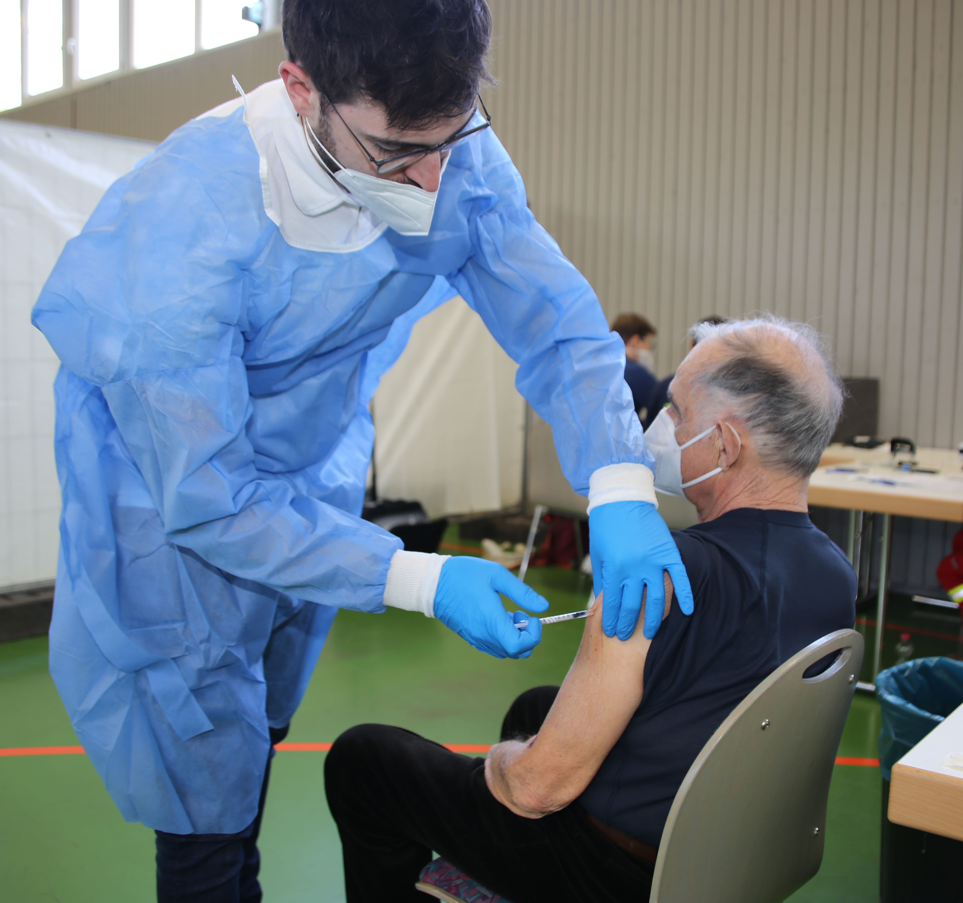  Seniorinnen und Senioren aus allen Stadtteilen (auf dem Foto Herr Günter Wormer aus Odenheim) erhielten jetzt beim kommunalen Impftag ihren Schutz gegen das Coronavirus 
