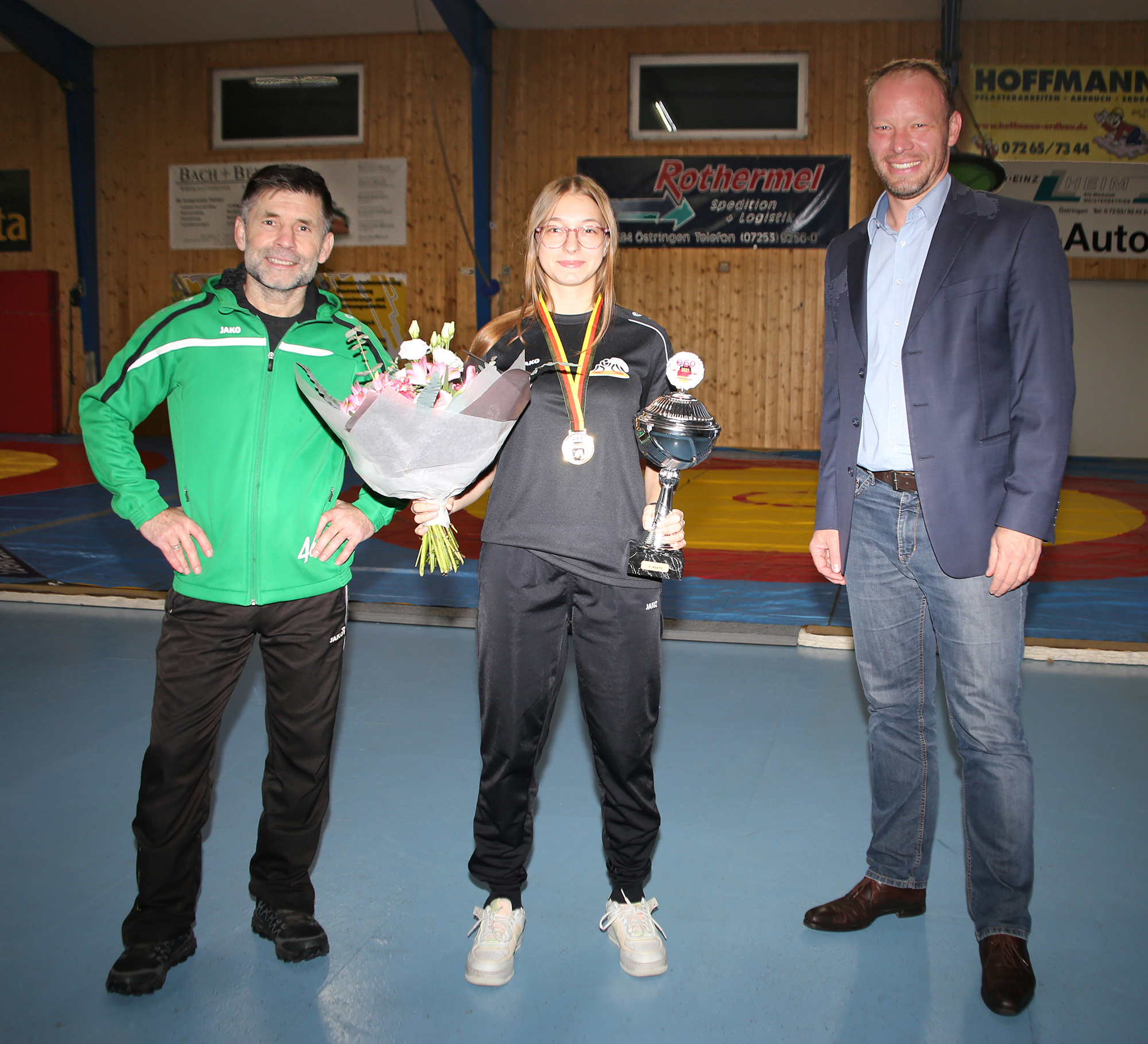  Bürgermeister Felix Geider (r.) beglückwünschte Denisa Ghenescu und ihren Trainer Jörg Mimietz zum deutschen Meistertitel 