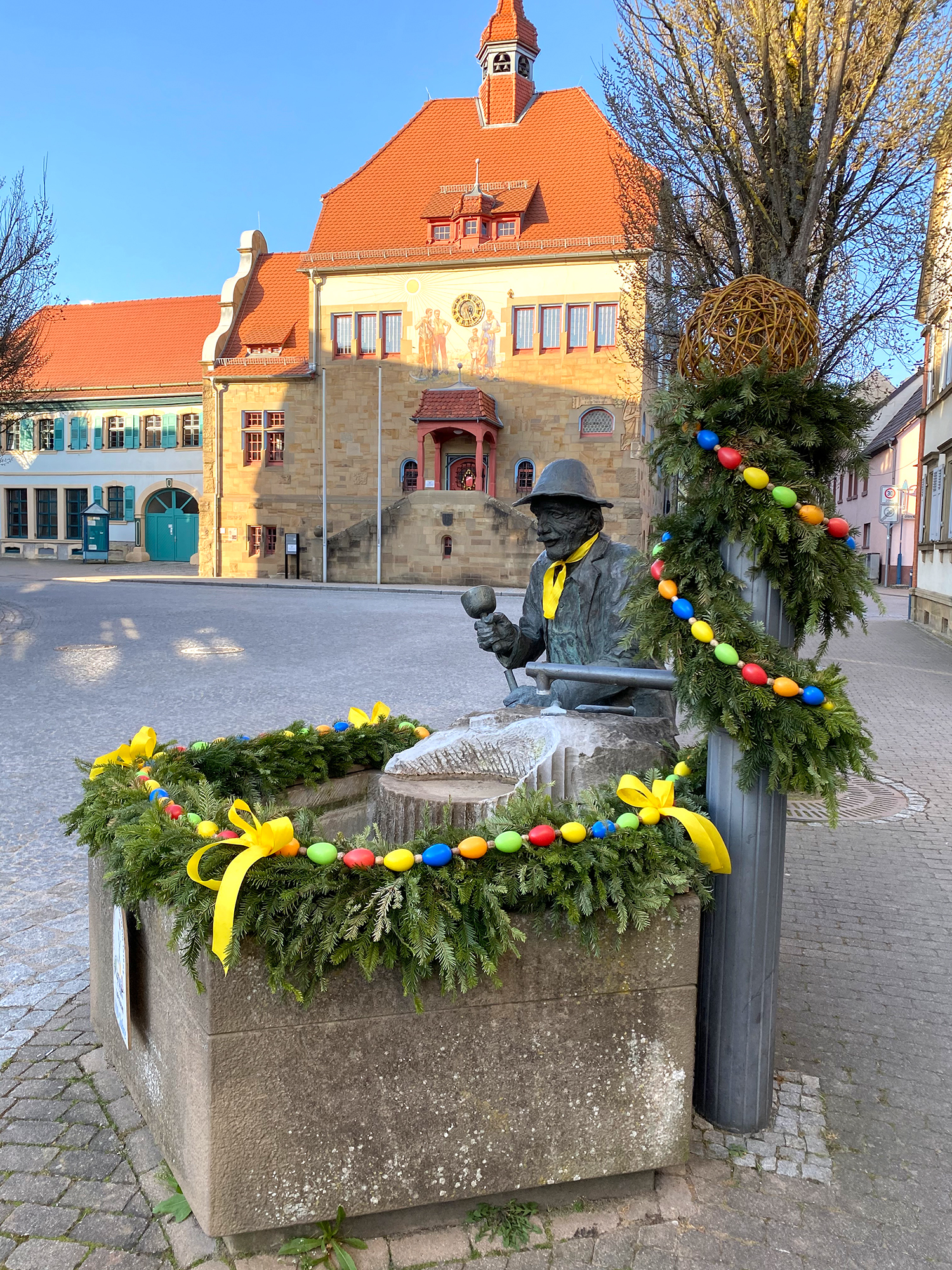  Der Steinhauerbrunnen vor dem Odenheimer Rathaus trägt momentan eine österliche Dekoration 