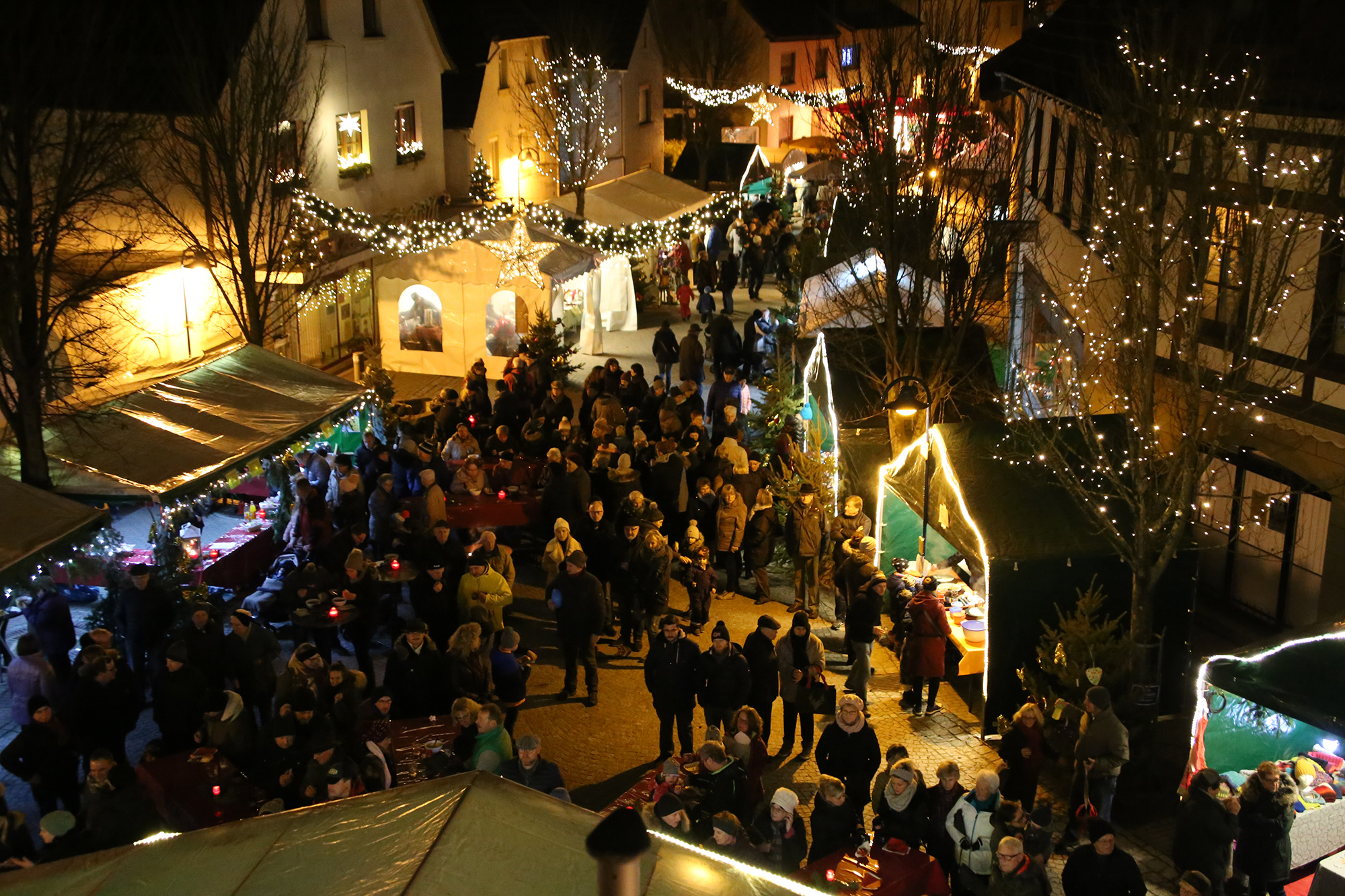  Der Odenheimer Weihnachtsmarkt im Ortskern zieht jährlich Besucher aus nah und fern an 