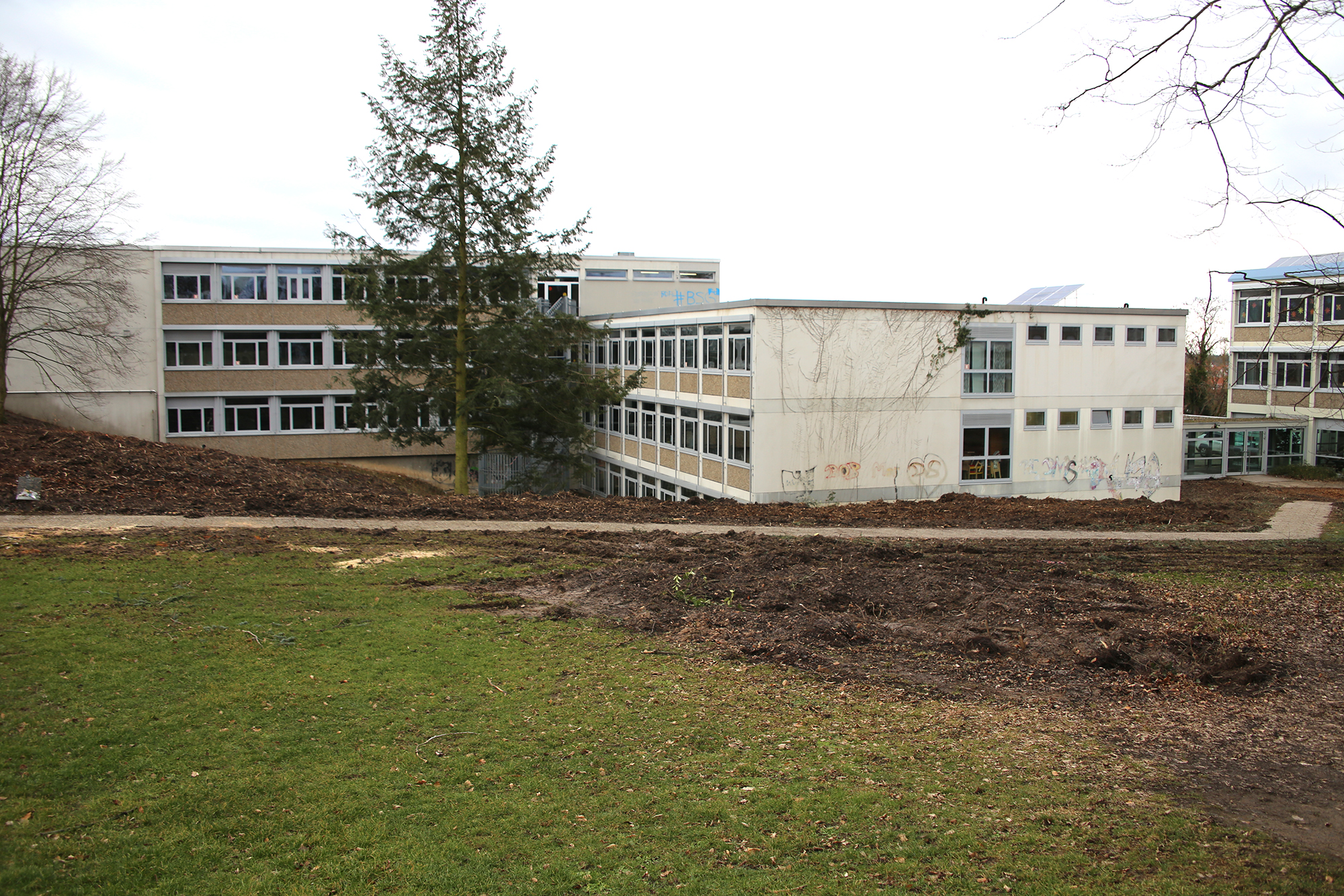  Auf der Ostseite des Realschulgebäudes entsteht der neue Anbau (rechts im Bild das Leibniz-Gymnasium) 
