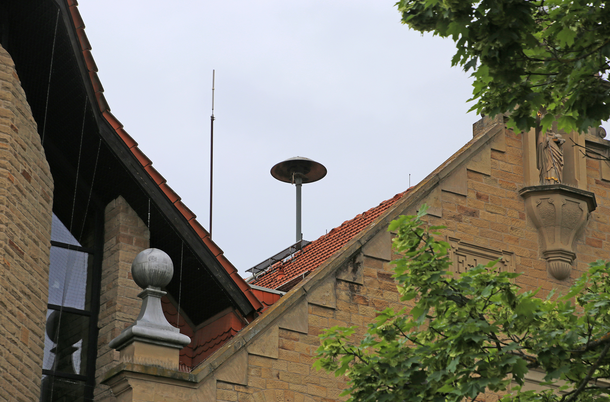  Wie auf dem Dach des Rathauses im Kernort (Foto) gibt es auch in den drei kleineren Stadtteilen Sirenenanlagen für die Warnung der Bevölkerung im Krisen- oder Katastrophenfall 
