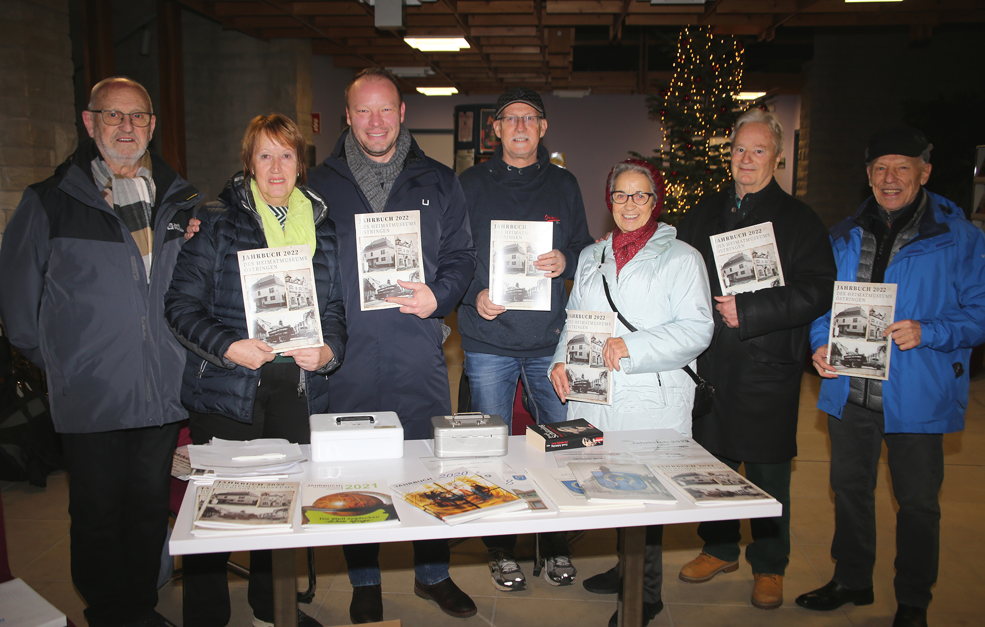  Das erste Exemplar ihres neuen Jahrbuchs übergaben die Freunde des Heimatmuseums beim Weihnachtsmarkt an Bürgermeister Felix Geider (3.v.l.) 