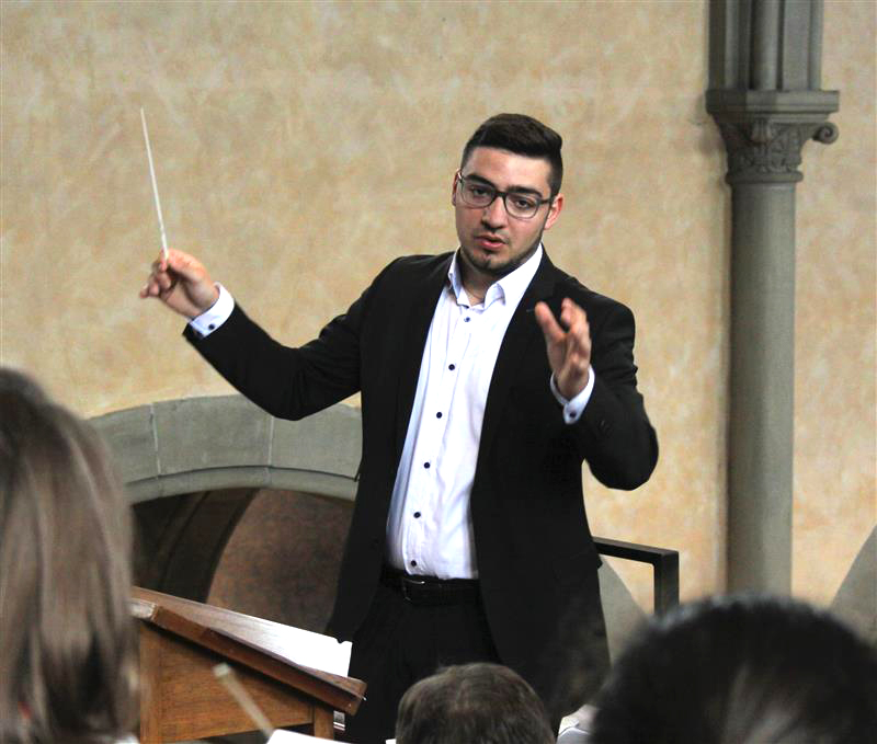  Dirigent Patrick Fichtner führte den Cäcilienchor bei der Messe am Ostersonntag zu einer bravourösen Leistung 