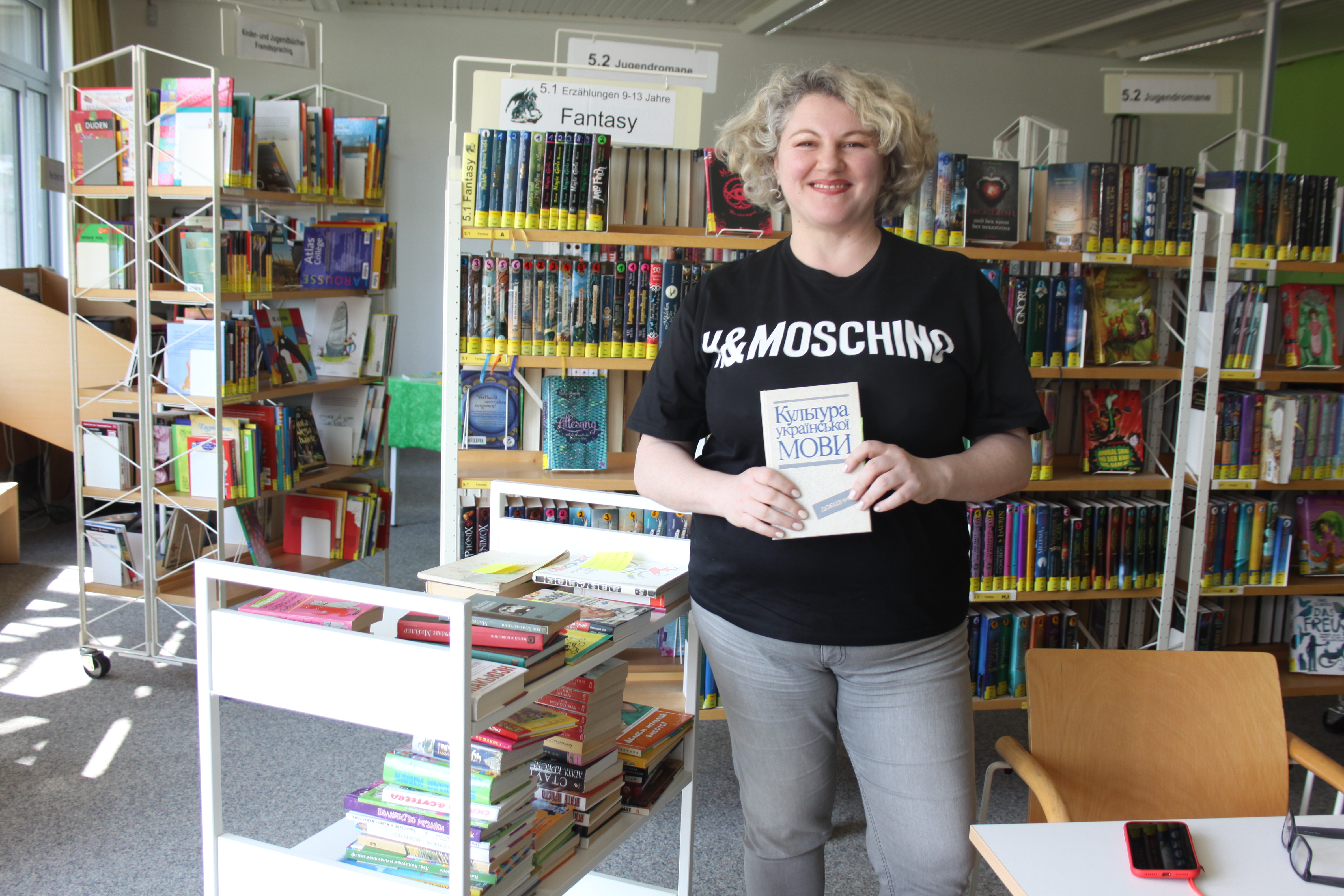  Leserin Inna Ligum stellt der Stadtbücherei ukrainische und russische Bücher zur Verfügung 