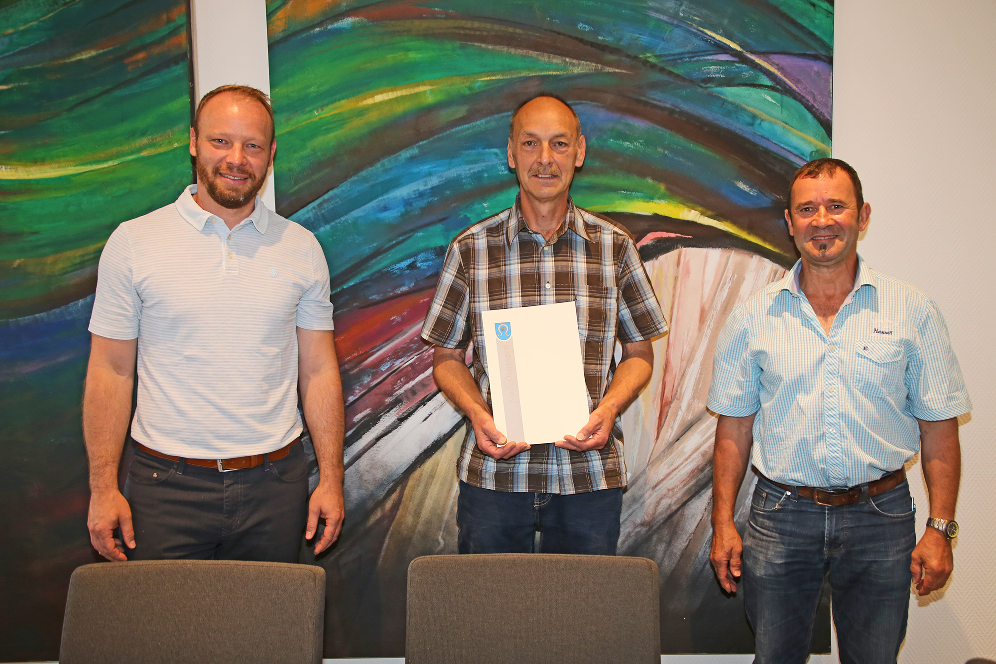 Bürgermeister Felix Geider (l.) und Personalratsvertreter Tom Ringer (r.) gratulierten Rathausmitarbeiter Matthias Schenk zum außergewöhnlichen Arbeitsjubiläum 