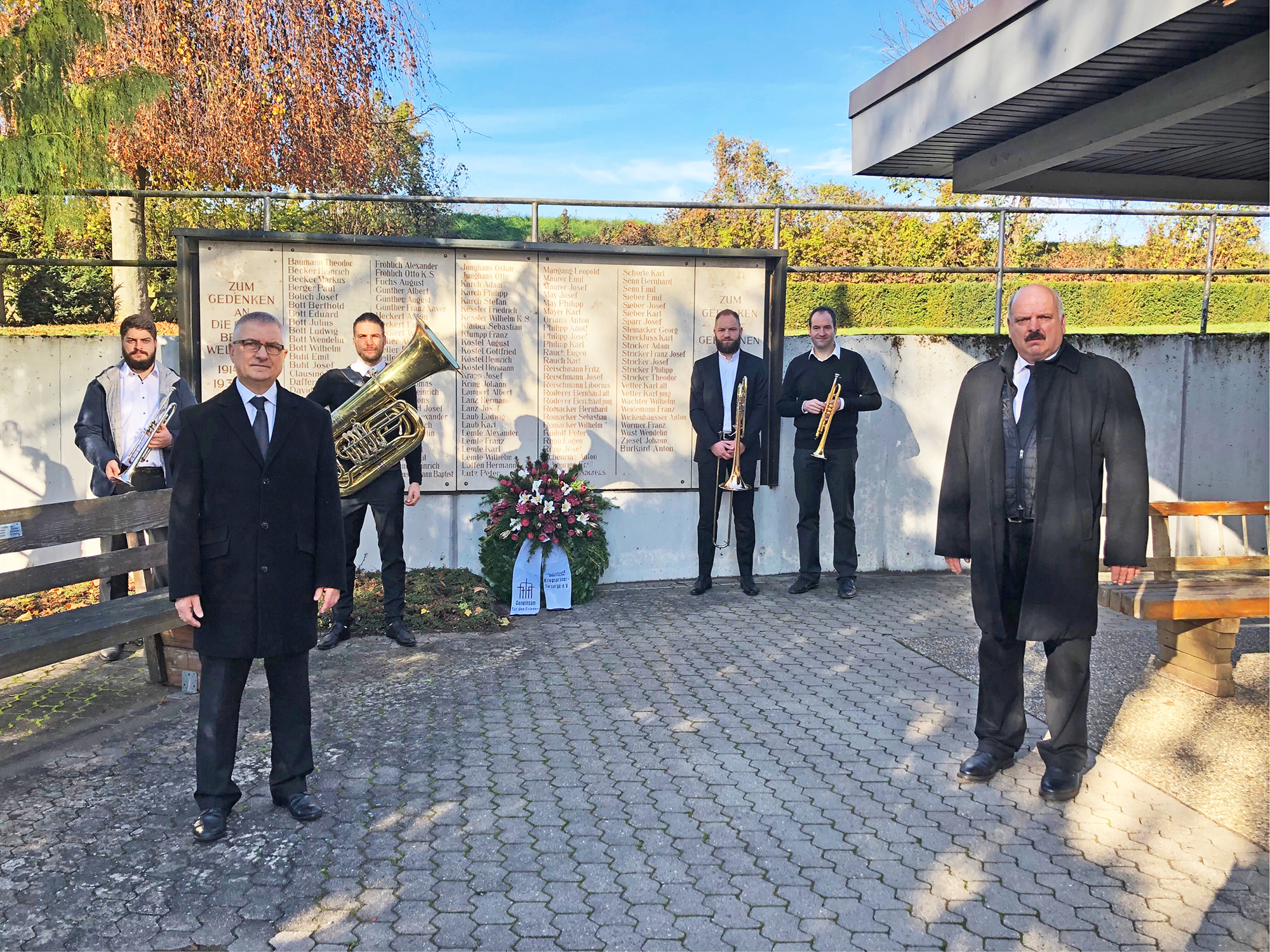  Ortsvorsteher Gerd Rinck (l.) und sein Stellvertreter Martin Scheuring (r.) bei der Zeremonie auf dem Odenheimer Friedhof 