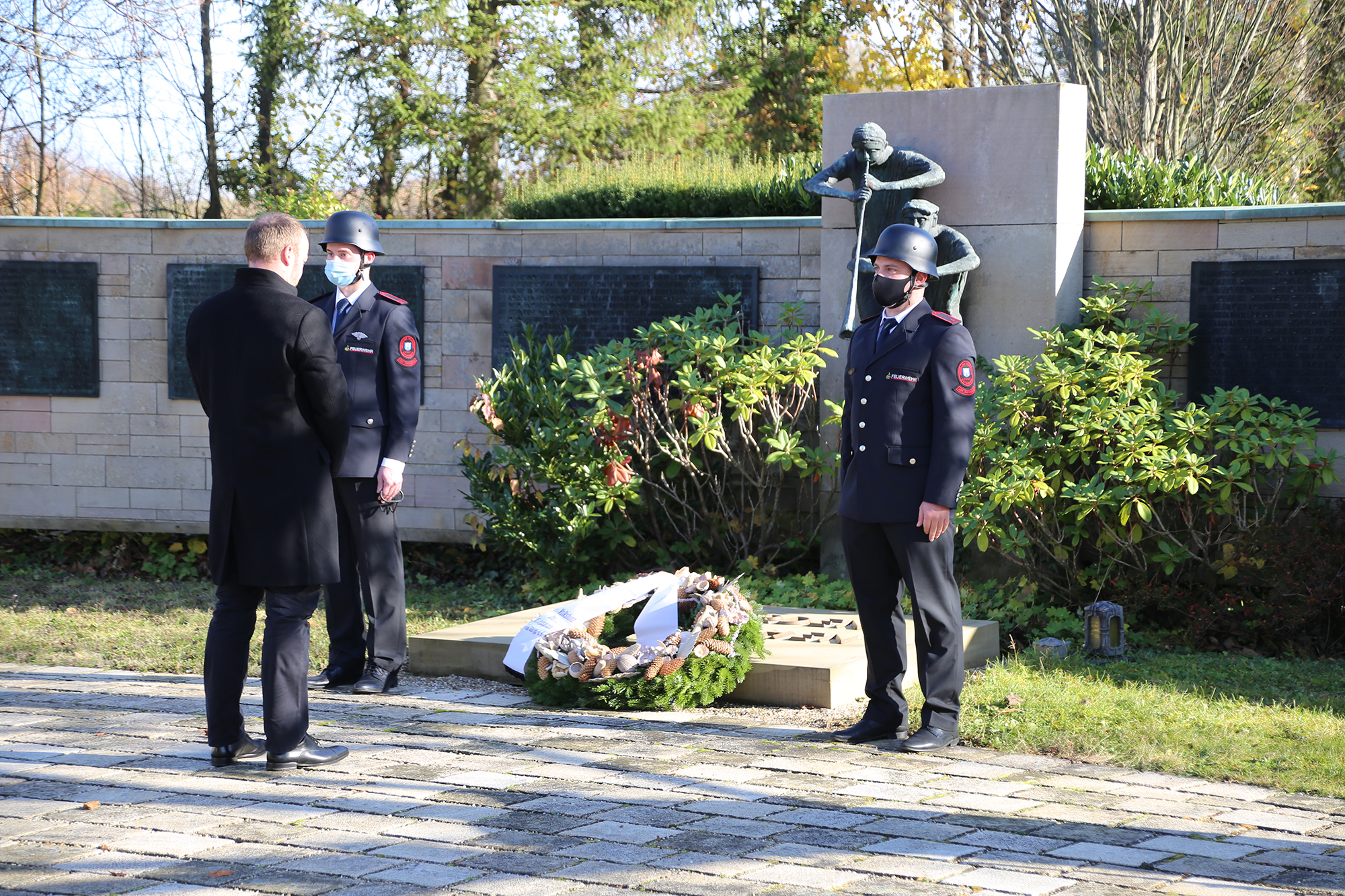  Bürgermeister Felix Geider legte am Mahnmal auf dem Friedhof Östringen einen Kranz nieder 