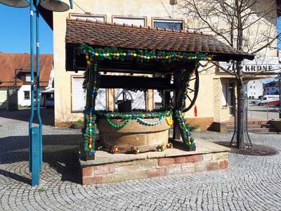 Historischer Eichelberger Ziehbrunnen wurde prächtig geziert