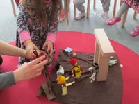 Spielende Kinder - das Bild wird mit Klick vergrößert