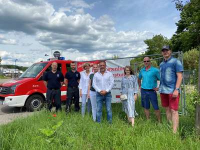 Freibad-Förderverein und Feuerwehr freuten sich über Zuwendung