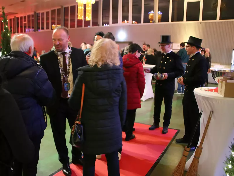 Bürgermeister Felix Geider hieß die Gäste des Neujahrsempfangs zusammen mit den Schornsteinfegern Hagen Neubert und Kevin Dickgießer willkommen
